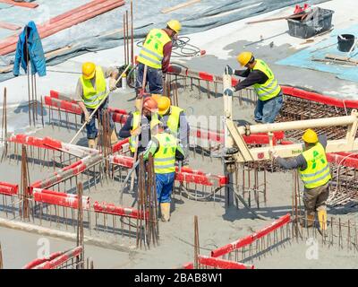 Hamburg, Deutschland; 20. Mai 2019; Gruppe von Bauarbeitern bei der Arbeit auf einer großen Baustelle Stockfoto