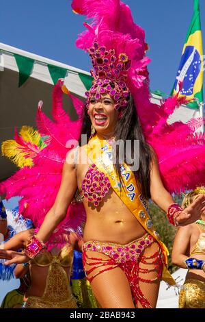 Brasilianische Samba-Tänzerin im Kostüm am Brazil Day Los Angeles Stockfoto