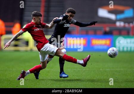 Jamie Paterson (links) von Bristol City und Jayden Bogle von Derby County kämpfen um den Ball Stockfoto