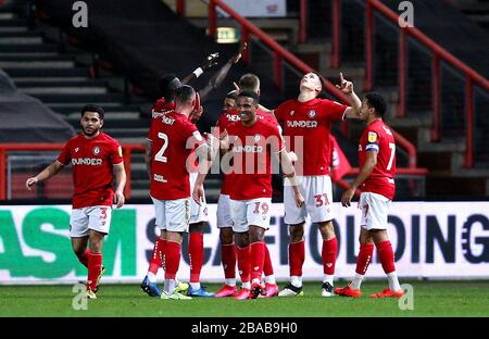 Filip Benkovic (Mitte rechts) von Bristol City feiert das zweite Tor seiner Seite Stockfoto