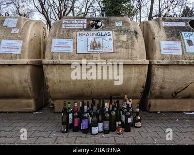 München, Bayern, Deutschland. März 2020. Ein häufiger Anblick, der seit Bayern seine AusgangseinschrÃÂ¤nkung einführte (Einschränkungen beim gehen nach draußen): Alkoholflaschen vor vollen Recyclingbehältern aufgereiht. Credit: Sachelle Babbar/ZUMA Wire/Alamy Live News Stockfoto