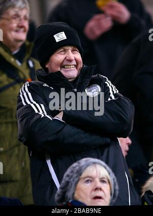 Ein Derby County Fan lächelt auf den Tribünen Stockfoto