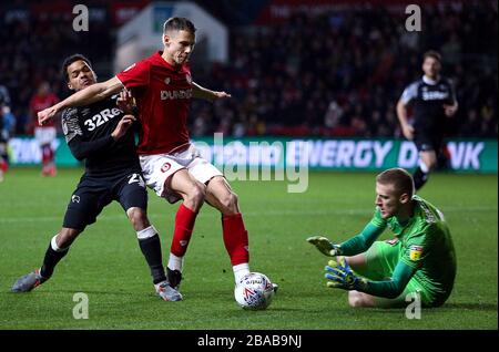 Derbys Duane Holmes (links) und Filip Benkovic (Mitte) von Bristol City kämpfen um den Ball Stockfoto