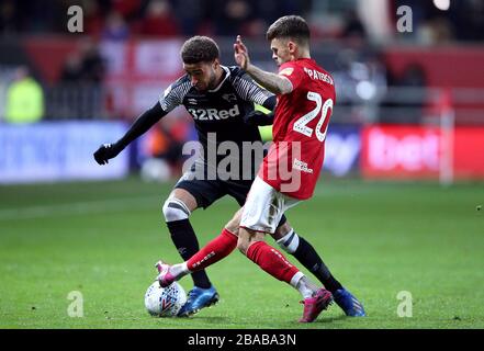 Jayden Bogle (links) von Derby County und Jamie Paterson von Bristol City kämpfen um den Ball Stockfoto