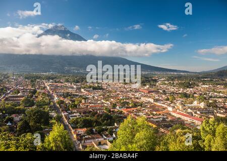 Hochwinkelansicht von Antigua, Guatemala und Vulkan Agua. Stockfoto