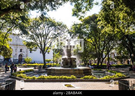 Springbrunnen, Central Park (Plaza Mayor), Antigua, Guatemala. Stockfoto