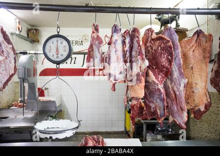 Fleisch und Kalk hängen auf dem Display in der Metzgerei. Stockfoto