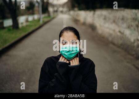 Erschrockene kranke Frau mit Schutzmaske.an Infektionskrankheit erkrankt.infizierter Patient leidet unter Krankheitssymptomen.Panik und Angst vor Infe Stockfoto