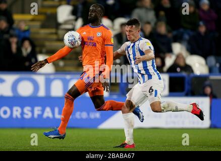 Albert Adomah (links) von Cardiff City und Jonathan Hogg von Huddersfield Town kämpfen um den Ball Stockfoto