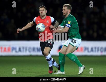 Der Kampf von Luton Town mit James Collins (links) und Sheffield Wednesday mit Tom Lees um den Ball Stockfoto