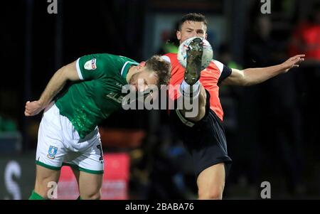 Tom Lees (links) von Sheffield Wednesday und der Matty Pearson von Luton Town kämpfen um den Ball Stockfoto