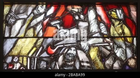 Gott trägt die Schuld der ganzen Menschheit, ergreift Sünder und rettet sie vor dem Tod, Detail des Glasfensters von Sieger Koder in der St.-John-Kirche Stockfoto