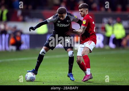 Jayden Bogle (links) von Derby County und Jamie Paterson von Bristol City kämpfen um den Ball Stockfoto