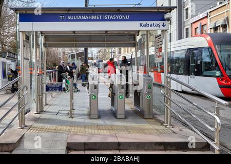 Istanbul, Türkei - 11. Februar 2020: Fahrkartendrehkreuze an einem Personenbahnhof oder einer Straßenbahnhaltestelle. Stockfoto