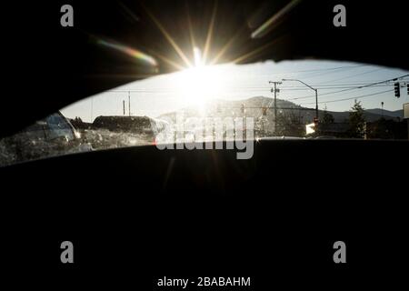 Im Verkehr sitzen, wenn die Sonne aufgeht. Stockfoto