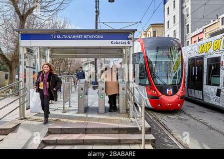 Istanbul, Türkei - 11. Februar 2020: Tramwagen steht auf Tramwegen in der Nähe einer Straßenbahnstation oder einer Haltestelle der öffentlichen Verkehrsmittel, die mit Fahrkartendrehkreuzen ausgestattet ist. Stockfoto