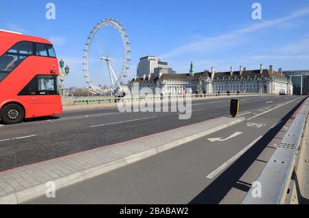 Desertierte Westminster Bridge im Coronavirus Lock-down 2020 im Zentrum von London, Großbritannien Stockfoto