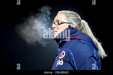 Die Managerin der Frauen, Kelly Chambers, wird vor dem Spiel gelesen Stockfoto