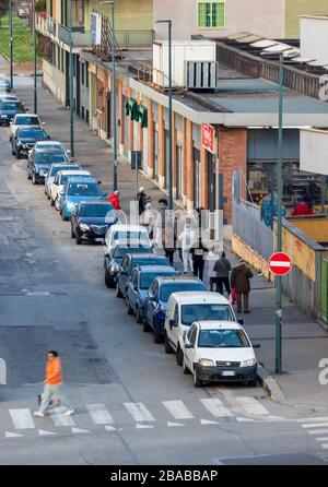 Coronavirus Italien in Quarantäne und Menschen in Warteschlange vor Superm Stockfoto