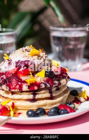 Brunch-Menü: amerikanische Heidelbeer-Pfannkuchen mit Zitronengeriebene und Beeren Stockfoto