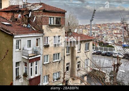 Istanbul, Türkei - 12. Februar 2020: Baufällige Tiefbausiedlungen im Raum Beyoglu. Stockfoto