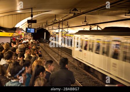 Überfüllte Metrostation in Barcelona, schnelle U-Bahn Stockfoto