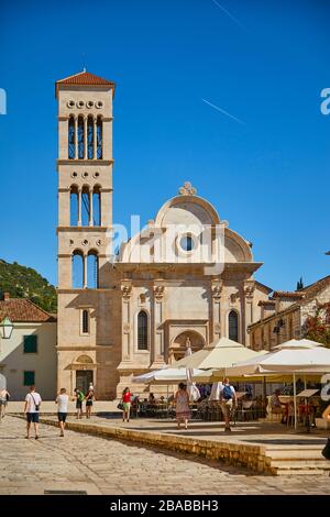 Der Stephansdom ist das Herzstück des Stephansplatzes in Hvar, Kroatien. Stockfoto