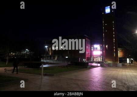 ERNEUTER ÄNDERUNGSSTANDORT das Turmrestaurant der Royal Shakespeare Company in Stratford-upon-Avon, Warwickshire, wird in einer Geste des Dankes an die fleißigen NHS-Mitarbeiter, die versuchen, Coronavirus zu bekämpfen, blau beleuchtet. Am Donnerstag um 20 Uhr findet in ganz Großbritannien ein nationaler Jubel für die Helden des Gesundheitswesens statt, der von Türen, Fenstern und Balkons mit einem großen Applaus überallt wird. Stockfoto
