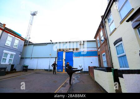 Fans spielen vor dem Spiel außerhalb der Kenilworth Road Fußball Stockfoto