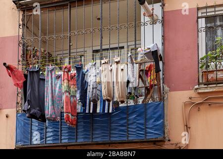 Istanbul, Türkei - 12. Februar 2020: Versperrte Loggie an der Fassade des Hauses mit einem Seil, an dem nasse Kleidung getrocknet wird. Stockfoto
