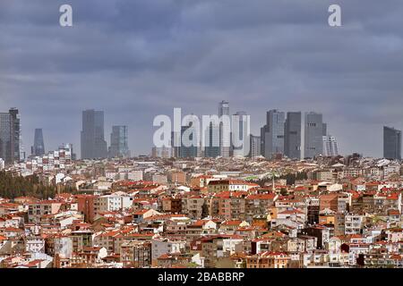 Istanbul, Türkei - 12. Februar 2020: Blick auf den Stadtteil Beyoglu und Wolkenkratzer im Hintergrund. Stockfoto