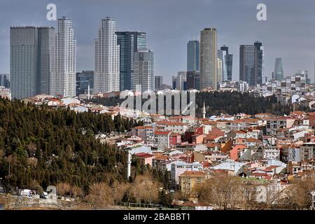 Istanbul, Türkei - 12. Februar 2020: Beyoglu Bezirk und Wolkenkratzer im Hintergrund. Stockfoto