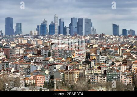 Istanbul, Türkei - 12. Februar 2020: Flaches Wohngebiet und Wolkenkratzer am Horizont. Stockfoto