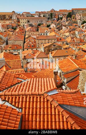 Blick auf die Dächer der Altstadt von Dubrovnik, Kroatien mit dem Mittelmeer im Hintergrund Stockfoto