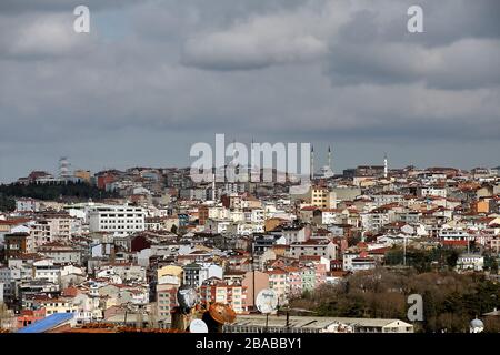 Istanbul, Türkei - 12. Februar 2020: Stadtteil Beyoglu im europäischen Teil der Stadt. Stockfoto