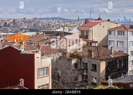 Istanbul, Türkei - 12. Februar 2020: Verfallene und verlassene Apartmentgebäude in Fatih Districh und Beyoglu mit dem Galata-Turm in der b Stockfoto