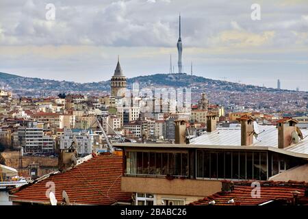 Istanbul, Türkei - 12. Februar 2020: Dach eines Wohnhauses im Gebiet Fatih, Galata-Turm im Bezirk Beyoglu auf der gegenüberliegenden Seite des Goldenen Horns, Stockfoto