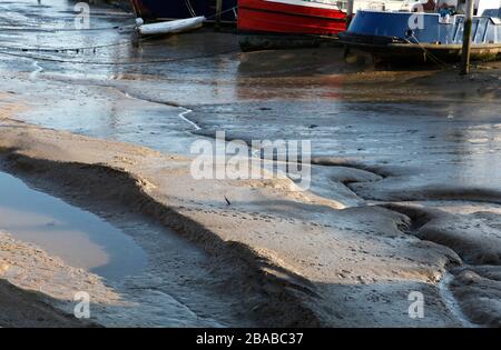 Niedrigwasser oder Ebbe am Ferry Quay, River Deben, Woodbridge, Suffolk, England, Großbritannien Stockfoto