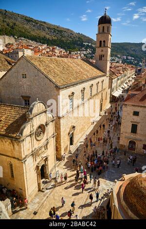 Blick auf den Stradun (Placa) mit der franziskanischen Kirche, der Heilandskirche und Onofrios großem Brunnen im Vordergrund in Dubrovnik, Kroatien. Stockfoto