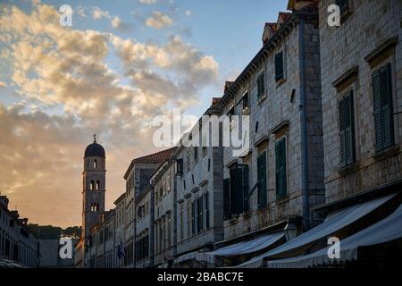 Blick auf die Abenddämmerung vom Stradun auf den Kirchturm der franziskanischen Kirche in Dubrovnik, Kroatien. Stockfoto