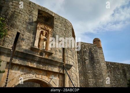 Die Statue des heiligen Blaise an der Wand des Pfahltores, der Eingang zum Gebiet der Altstadt von Dubrovnik, Kroatien, ist Stockfoto