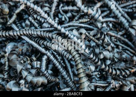 Metallspäne nach Arbeiten der Fräsmaschine, Nahaufnahme. Stockfoto