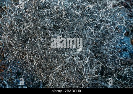 Metallspäne nach Arbeiten der Fräsmaschine, Nahaufnahme. Stockfoto