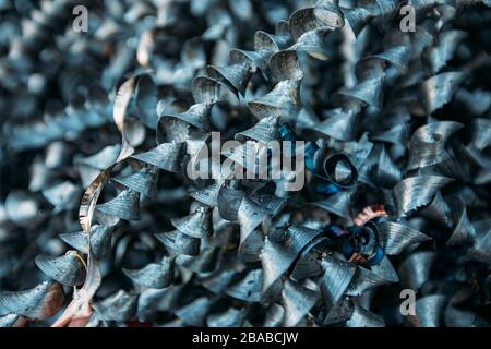 Metallspäne nach Arbeiten der Fräsmaschine, Nahaufnahme. Stockfoto