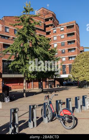 Ungenutzte Mietfahrräder in Victoria, London, England, Großbritannien Stockfoto