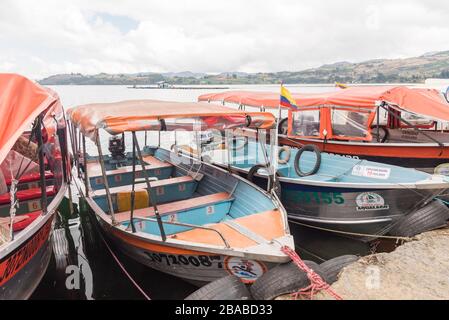 Aquitania, Boyaca/Kolumbien; 9. April 2018: Boote für Besichtigungstouren durch Tota, den größten kolumbianischen See Stockfoto