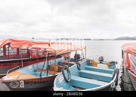 Aquitania, Boyaca/Kolumbien; 9. April 2018: Boote für Besichtigungstouren durch Tota, den größten kolumbianischen See Stockfoto