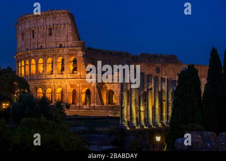Nachtblick auf das Colisseum. Wunderschöne Farben. Rom, Italien Stockfoto