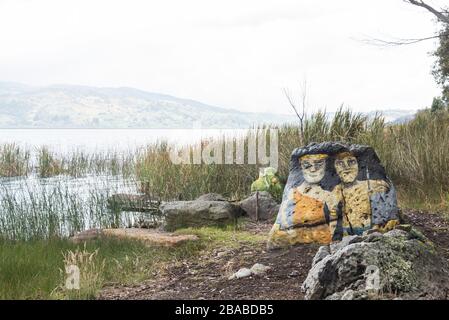 Aquitania, Boyaca/Kolumbien: 9. April 2018: Legendäre Figuren auf Felsen von Isla Grande, San Pedro Island, am Tota-See, dem größten in Colo Stockfoto