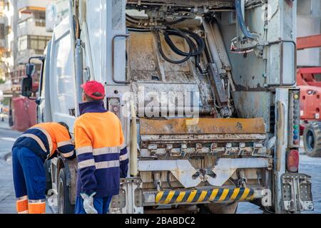 Das Sammeln von Abfall aus einem Container mit einem speziellen Auto in den Straßen einer Großstadt Stockfoto